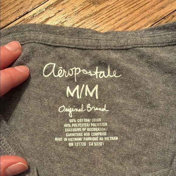 Aeropostale Gray Short Sleeve Tee with Color-Block Design - Picture 2 of 10